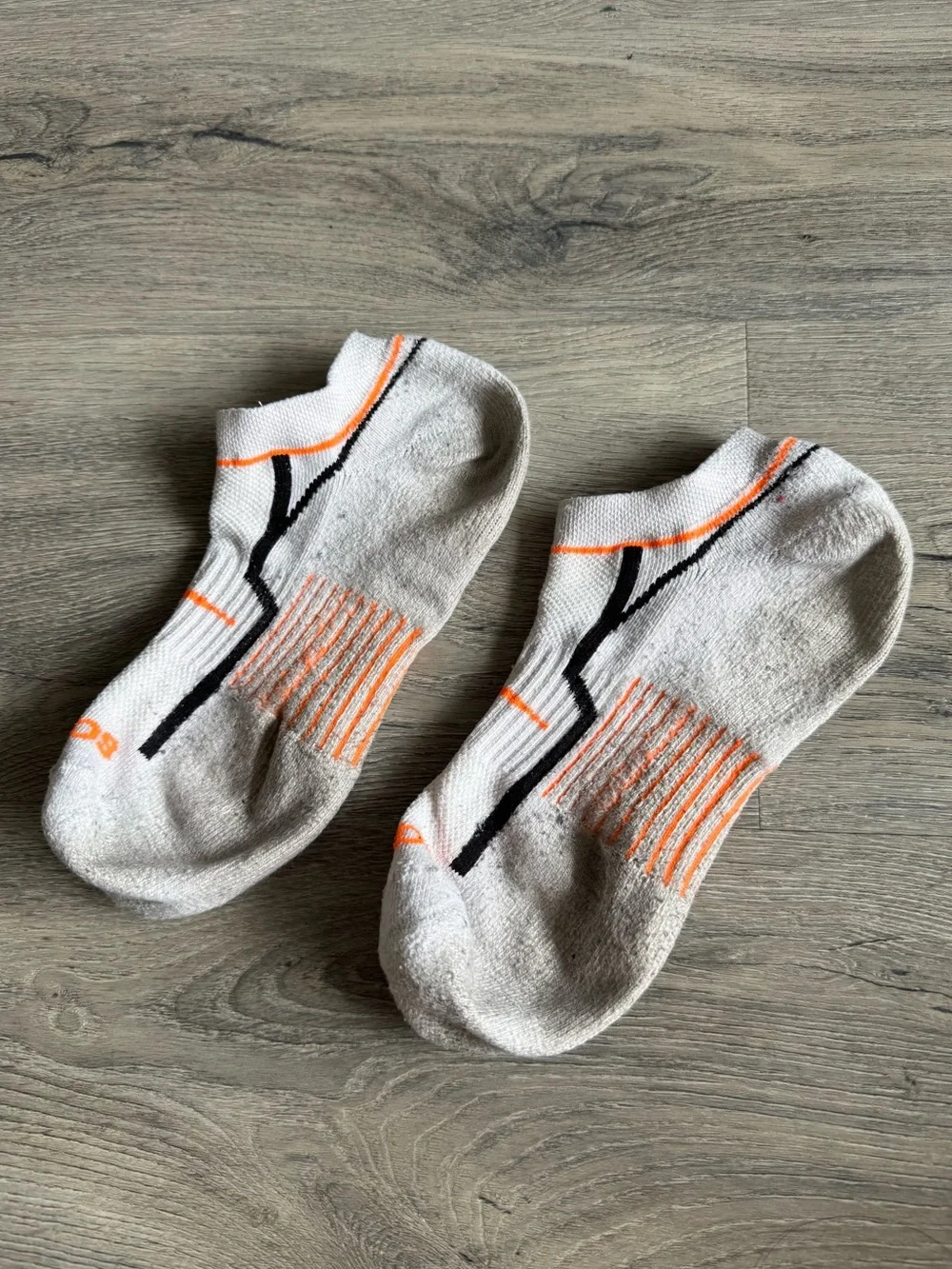 Saucony Men's Rundry Bolt Performance No-show Socks